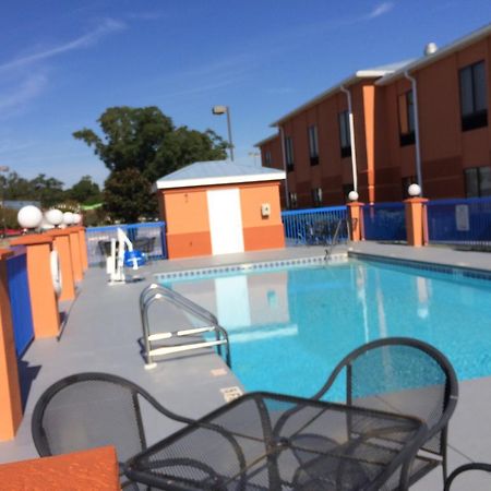 Luxury Suites Ferry Pass Exterior photo