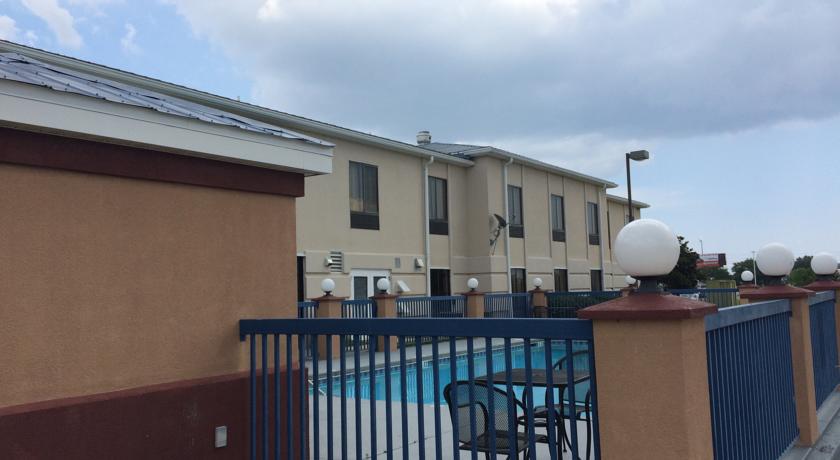Luxury Suites Ferry Pass Exterior photo