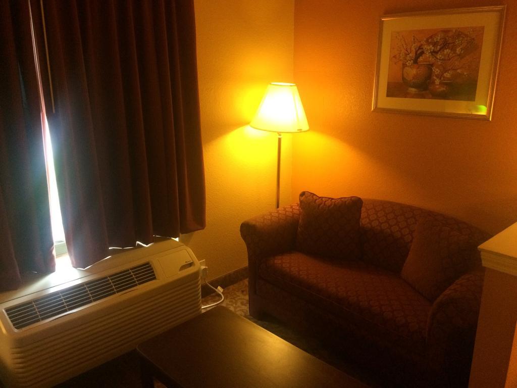 Luxury Suites Ferry Pass Room photo