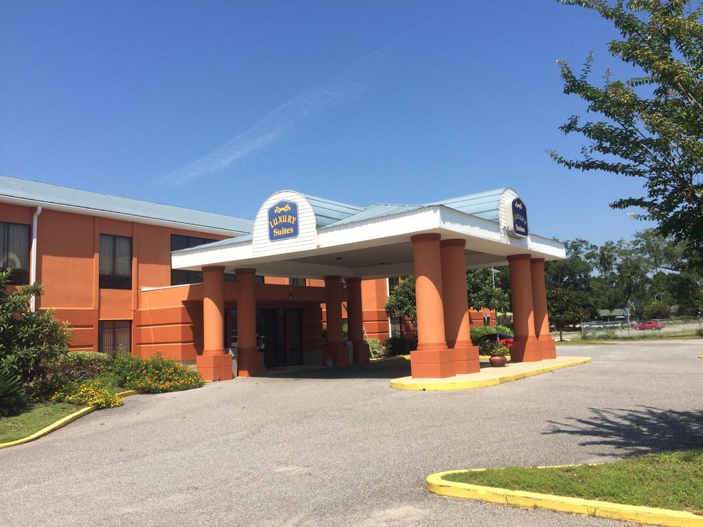 Luxury Suites Ferry Pass Exterior photo