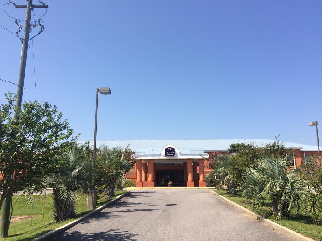 Luxury Suites Ferry Pass Exterior photo