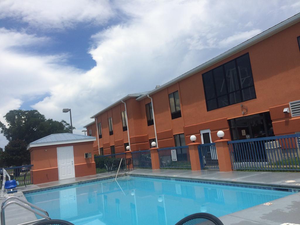 Luxury Suites Ferry Pass Exterior photo