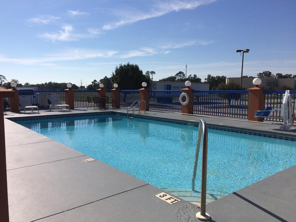 Luxury Suites Ferry Pass Exterior photo