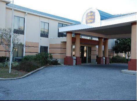 Luxury Suites Ferry Pass Exterior photo